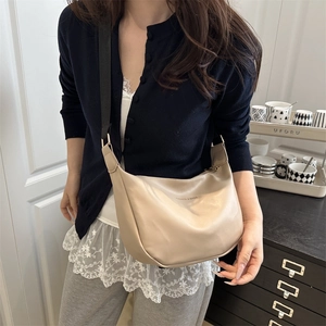 Sac fourre-tout beige à grande capacité avec bandoulière noire et design minimaliste