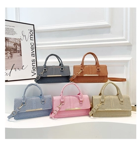 Détail de sacs à main en tissu texturé en cinq couleurs avec boucles dorées