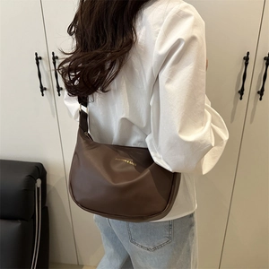 Sac fourre-tout demi-lune en cuir mat marron minimaliste avec large bandoulière réglable