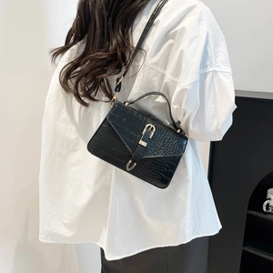 Sac à bandoulière noir tendance pour femme avec motif crocodile et boucle métallique
