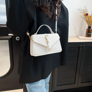 Sac à main blanc effet crocodile avec boucle dorée et bandoulière pour femme élégante