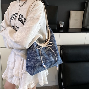 Blaue Denim Schultertasche mit Schleifen-Detail und Perlen, moderne halbmondförmige Tasche