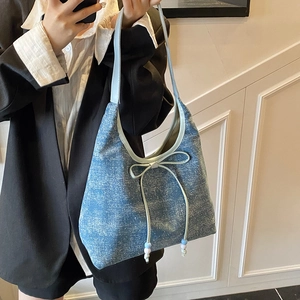 Hellblaue Hobo-Tasche im Denim-Stil mit Glitzertextur und Schleife für modebewusste Damen