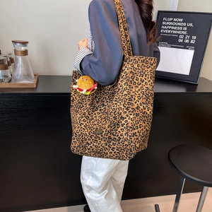 Grande borsa tote in tela leopardata con ciondolo a forma di hamburger per donna