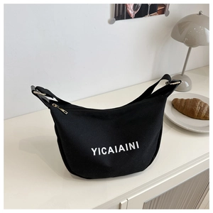 Détail du sac croissant en toile noire avec imprimé YICAIAINI et fermeture éclair dorée