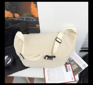 Détail du sac bandoulière en velours côtelé beige avec sangle réglable et boucle en plastique