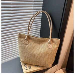 Dettaglio della trama in paglia e del manico in pelle PU rinforzata su questa borsa tote