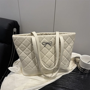 Women Quilted Tote Bag Large Capacity Rhomboid Pattern PU Leather Shoulder Bag With Metal Bowknot Decoration Zipper Closure
