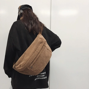 Sac bandoulière en velours côtelé marron de forme demi-lune avec sangle réglable