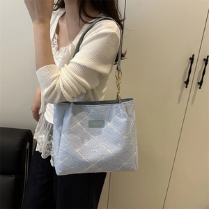 Elegante borsa tote azzurra con ricami floreali e tracolla a catena dorata