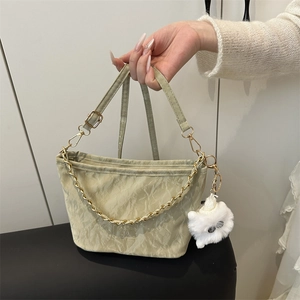Sac Bandoulière Plissé en Nylon pour Femmes Avec Chaîne en Métal Et Pendentif Monstre en Peluche Sac Seau Décontracté