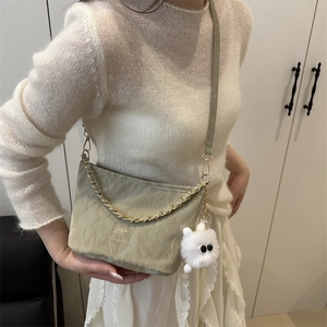 Sac seau plissé vert clair tendance avec bandoulière chaîne et pendentif en peluche