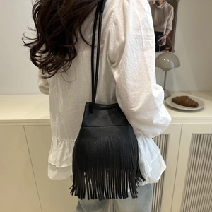 Sac seau chic noir texture litchi avec longues franges et fine bandoulière