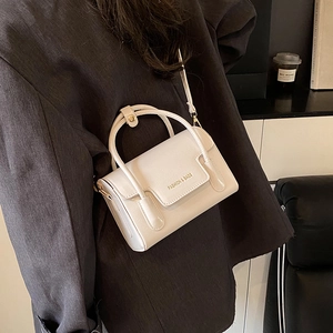 Petit sac à main blanc minimaliste en cuir ciré avec détails de lettres dorées