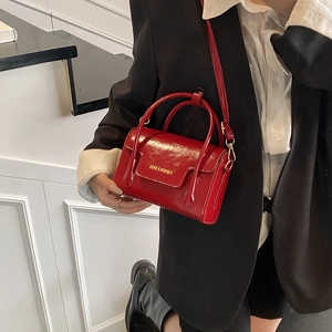 Sac à main minimaliste en similicuir rouge brillant avec poignées et lettrage