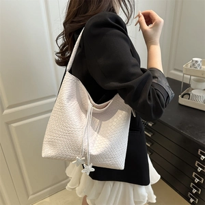 Sac hobo blanc tissé à la main avec breloques étoiles et texture minimaliste en cuir PU