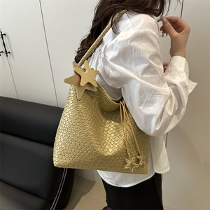 Sac seau tissé doré avec breloques étoiles et finition métallique pour le quotidien