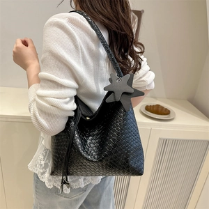 Sac seau tissé noir à la main avec breloques étoiles et large bandoulière pour femme