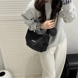 Borsa tote nera minimalista in nylon con piccolo portamonete per uno stile urbano casual
