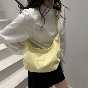 Borsa hobo minimalista in nylon giallo pallido con etichetta FANYISSA per donna moderna
