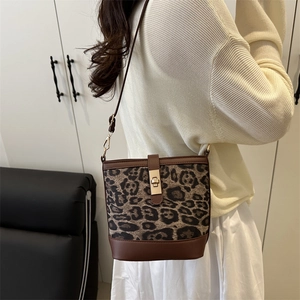 Sac seau tendance imprimé léopard pour femme avec bandoulière en cuir marron et boucle dorée