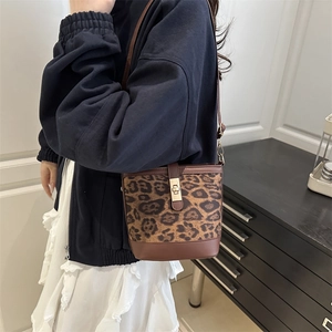 Sac seau tendance à imprimé léopard avec bordure en cuir marron et fermoir rotatif doré