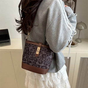 Sac seau à imprimé léopard tendance avec garniture en cuir brun et fermoir doré