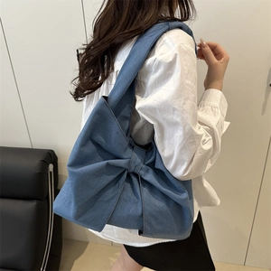 Sac à main tendance en jean avec un grand nœud décoratif pour un look élégant et chic