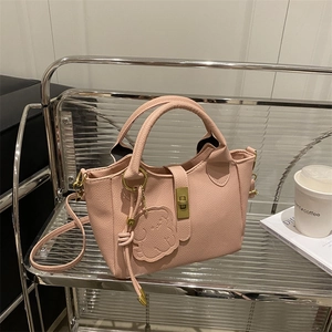 Damen PU-Leder Umhängetasche mit Lychee-Muster und Goldenem Drehverschluss Schicke Beuteltasche Bären-Anhänger Verstellbarer Gurt