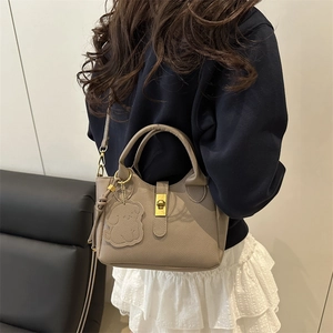 Khaki Handtasche aus Leder mit Litschistruktur, Goldverschluss und Schultergurt