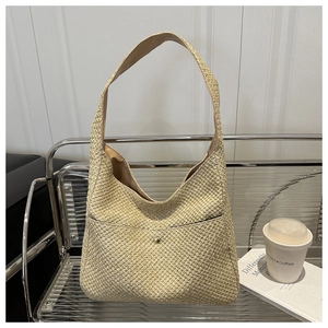 Dettaglio borsa shopper in paglia beige a mezzaluna con tasca frontale a scatto