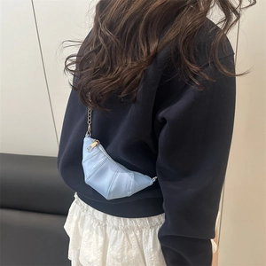 Mini sac croissant bleu clair chic en cuir plissé avec bandoulière chaîne dorée