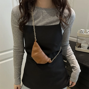 Petit sac croissant chic en cuir marron foncé avec une élégante chaîne dorée fine