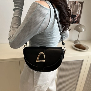 Borsa a sella vintage in pelle nera con fibbia dorata elegante per un look casual