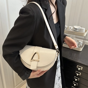 Borsa a sella vintage bianco sporco con fibbia a ferro di cavallo dorata a spalla