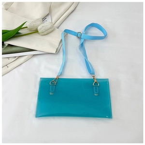 Detail der blauen transparenten PVC-Schultertasche mit weißen Nähten und Gold-Hardware