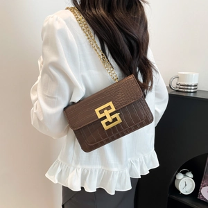 Bolso bandolera marrón con relieve de cocodrilo, cierre dorado y correa de cadena