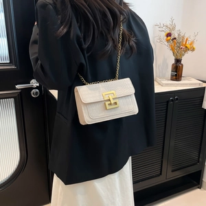 Elegante bolso bandolera blanco crema con textura de cocodrilo y cadena dorada