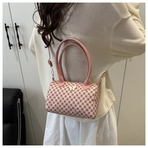 Sac polochon rose avec imprimé floral vintage et détail papillon en métal chic