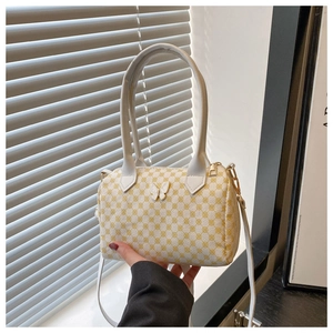 Vue détaillée du sac boston à carreaux jaunes avec papillon 3D et fermoirs dorés
