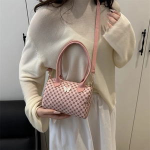 Sac à main rose cylindrique avec motif floral, décor papillon et bandoulière réglable