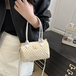 Sac à main cylindrique style Boston avec motif à pois jaunes et breloque papillon blanc