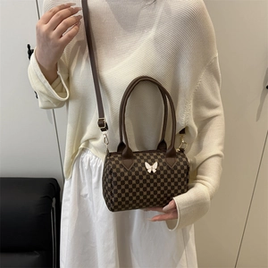 Sac Boston marron rétro avec motif floral géométrique et détail papillon blanc chic
