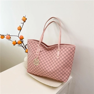 Women Large Capacity PU Leather Tote Bag Letter Print Metal Pendant Commuting Shoulder Bag Urban Minimalist Handbag
