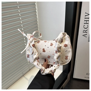 Détail du sac en toile blanche avec motif ours, pois et bandoulière plissée à volants