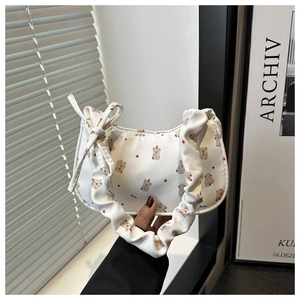 Détail du sac sous l'aisselle blanc avec imprimé koala et poignée à volants froncés