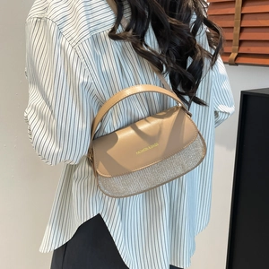 Sac à bandoulière tendance en cuir kaki pour femme avec détails à paillettes argentées