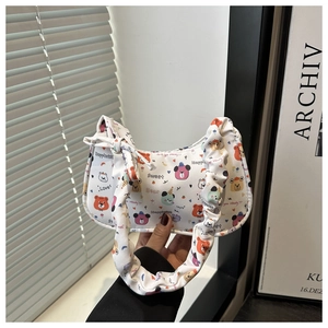 Détail du sac croissant imprimé avec motifs mignons et anse à design plissé tendance