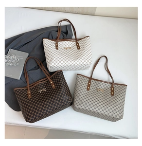 Trois grands sacs cabas à motifs vintage avec boucles dorées en forme de nœud
