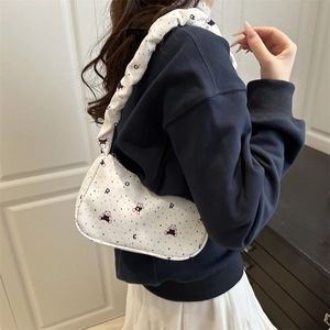Sac à bandoulière blanc chic avec motif ours et anse froncée pour un look à la mode
